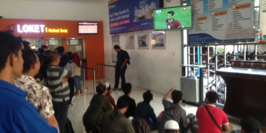 Indonesia Vs Thailand - Unik! Puluhan Calon Penumpang di Stasiun Balapan Solo Adakan Acara Nobar Dadakan