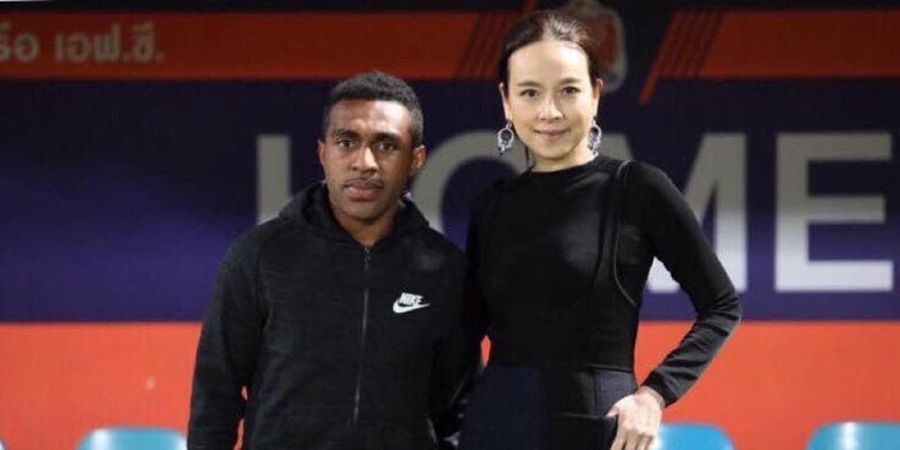 Terens Puhiri Unggah Foto Bersama Presiden Klub Port FC, Netizen Malah Salah Fokus pada Tangan Madam Pang