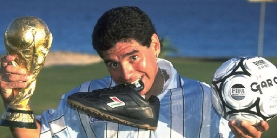  Dapat Sentuhan Mesra Diego  Maradona, Lionel Messi Malah Berekspresi Begini  