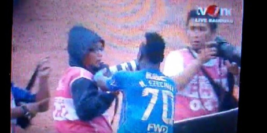 VIDEO - Kocak! Inilah Aksi Berebut Kamera Ezechiel Usai Mencetak Gol ke Gawang Semen Padang