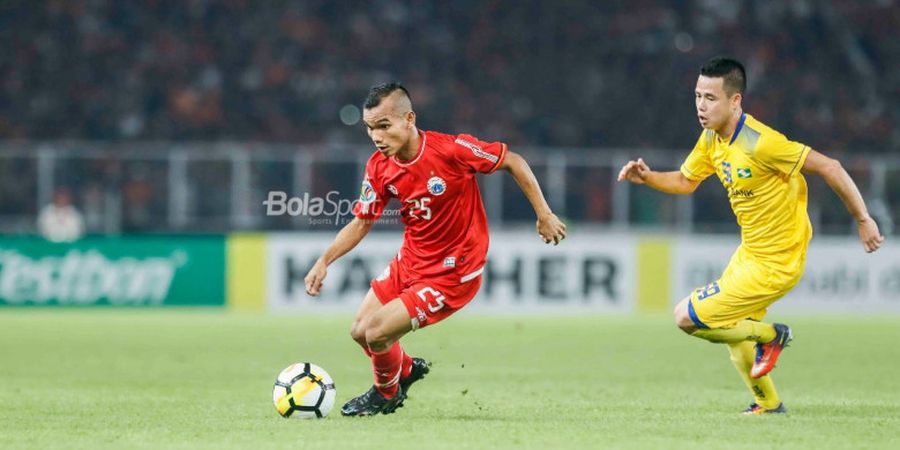 Persija Vs Song Lam Nghe An - Celoteh Kocak Riko Simanjuntak Saat Menuju Bus Pemain