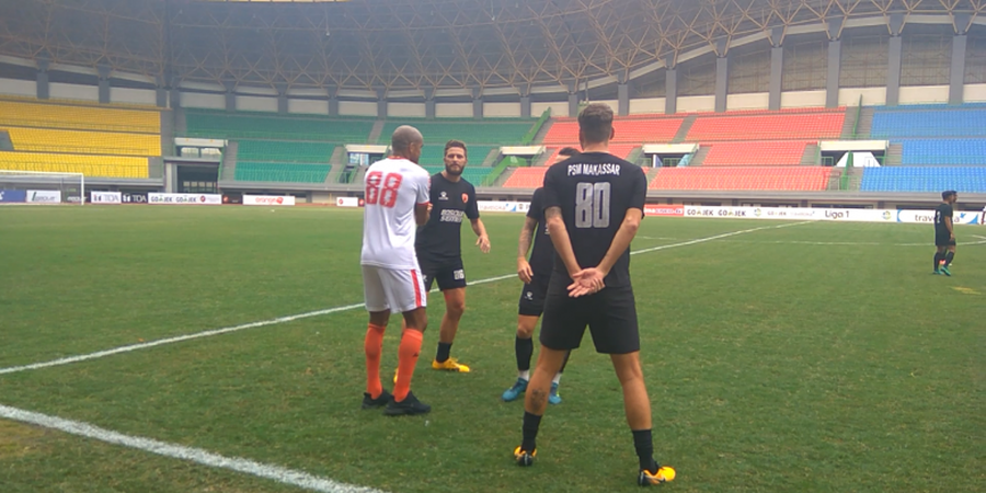 VIDEO - Pakai Seragam Persija, Reinaldo Bereuni dengan Pemain PSM Makassar