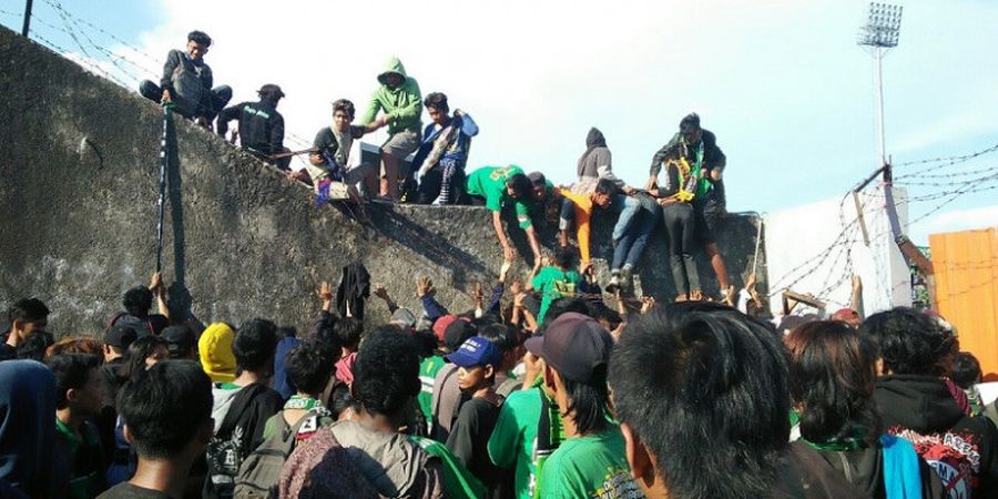 PS Tira Vs Persebaya - Saat Tim Tamu Unggul Telak, Suporter Mereka Bahu-membahu Melompati Tembok Stadion