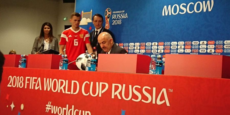 Keluar Tiba-tiba dari Konferensi Pers, Ternyata Pelatih Rusia Ditelepon Vladimir Putin