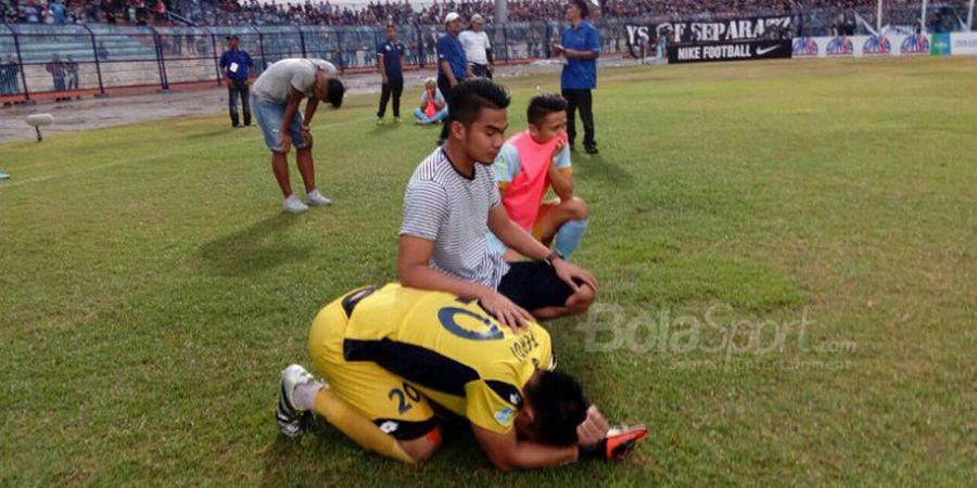 Mengharukan, Ribuan Suporter Persela Lamongan Lakukan Hal Ini di Sekitar Rumah Duka sebagai Bentuk Penghormatan bagi Almarhum Choirul Huda