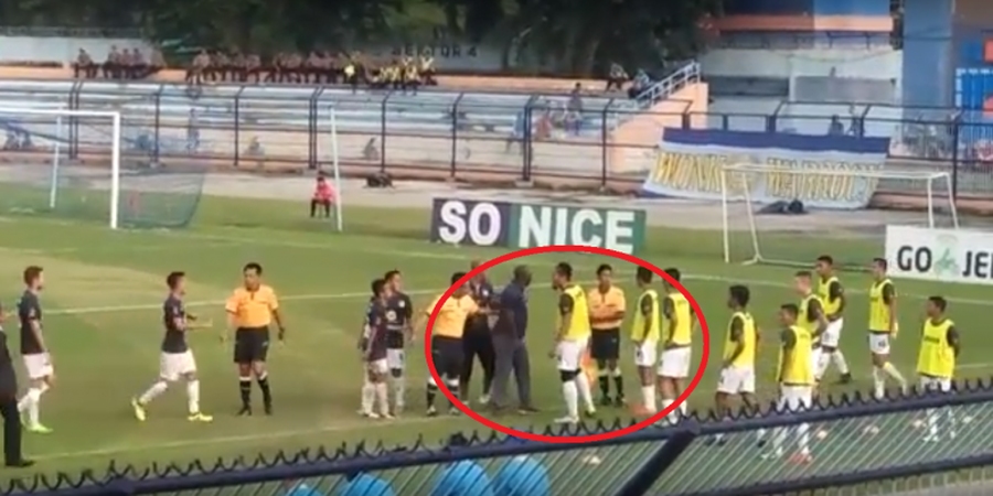 VIDEO - Jacksen F Thiago Marahi Wasit dan Ngamuk di Pinggir Lapangan