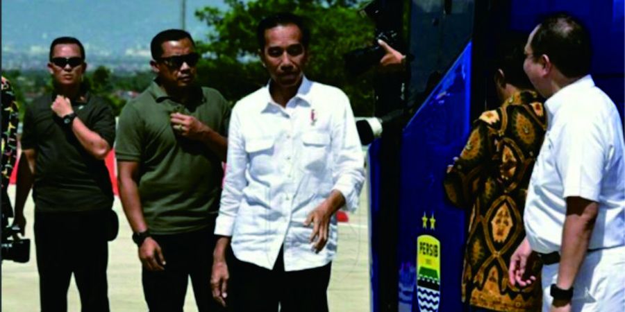 Gaul Abis, Sepatu Presiden Joko Widodo Bikin Netizen Salah Fokus Saat Meresmikan Tol Soraja Bersama Persib