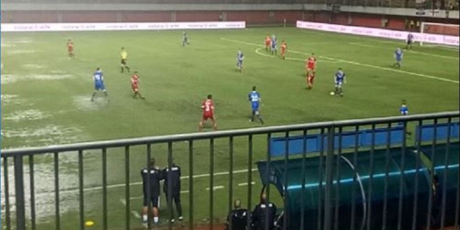 VIDEO - Saat Bench Indonesia Selection Sepi, Hal Mengagumkan Dilakukan oleh Pelatih Islandia di Tengah Hujan Deras