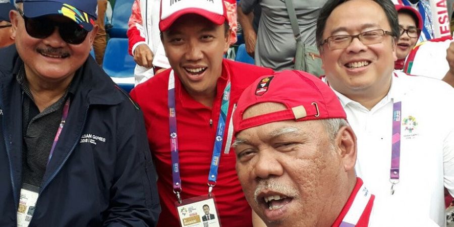 Asian Games 2018 - Imam Nahrawi Jadi Incaran Para Ibu untuk Berfoto Setelah Final Tenis