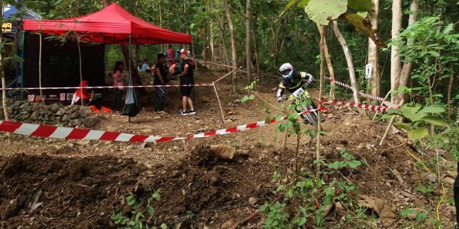 Seri Pertama 76 Indonesia Downhill 2018 - Trek Bukit Hijau Beri Tantangan bagi Para Pebalap