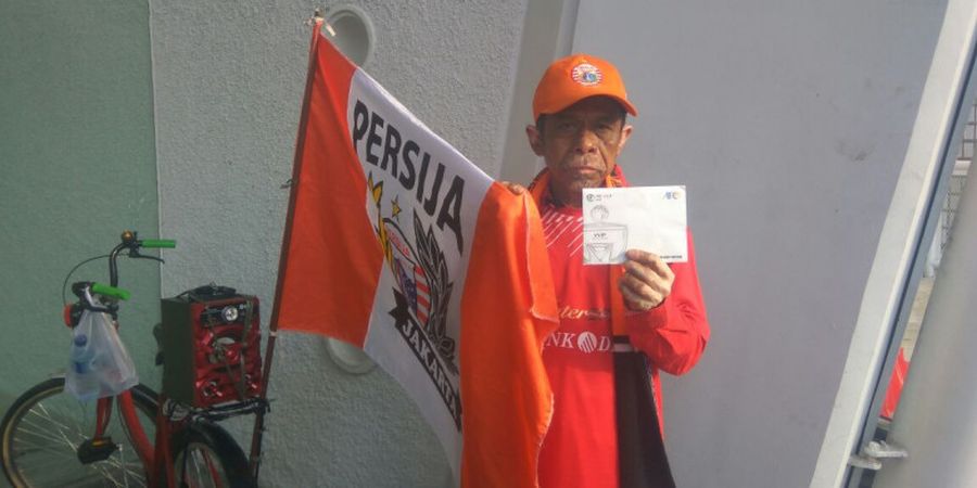 Tonton Persija Naik Sepeda Sejak Era Galatama, Kakek Ini Dapat Tiket VIP Satu Musim