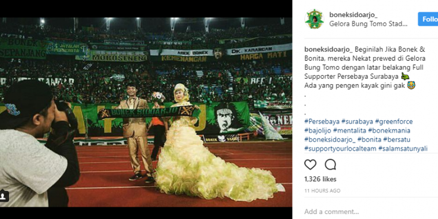 UNIK! Pasangan Pendukung Persebaya ini Lakukan Foto Prewedding di Tengah Pertandingan 'Panas'