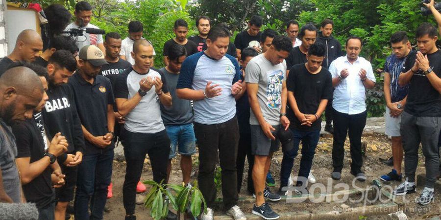 Sebelum Laga Tribute to Choirul Huda, Pemain Kunjungi Makam Sang Legenda