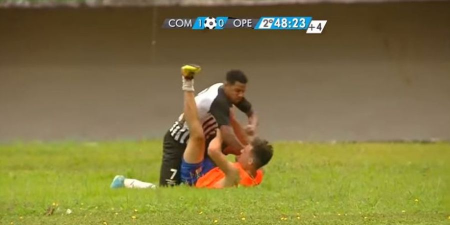 VIDEO - Brutal! Seorang Ball Boy Dihajar Membabi Buta oleh Pesepak Bola di Brasil