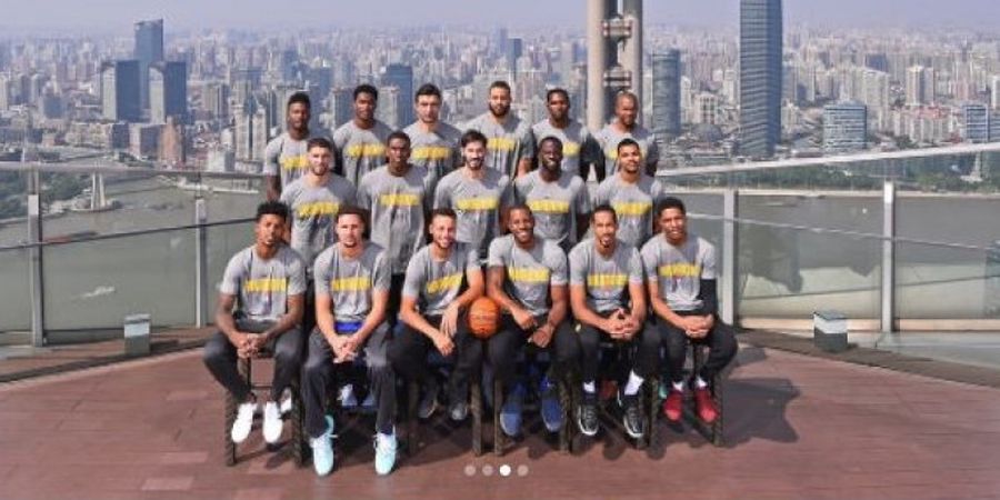 Juara NBA Adakan Sesi Foto, Netizen Malah Fokus yang Diapit Bintang Golden State Warriors