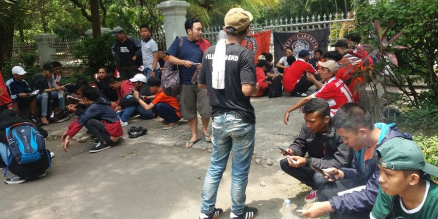 Persija Vs Persib - Sampai di Solo, Jakmania Purwokerto Langsung Tunaikan Ibadah Shalat Jumat