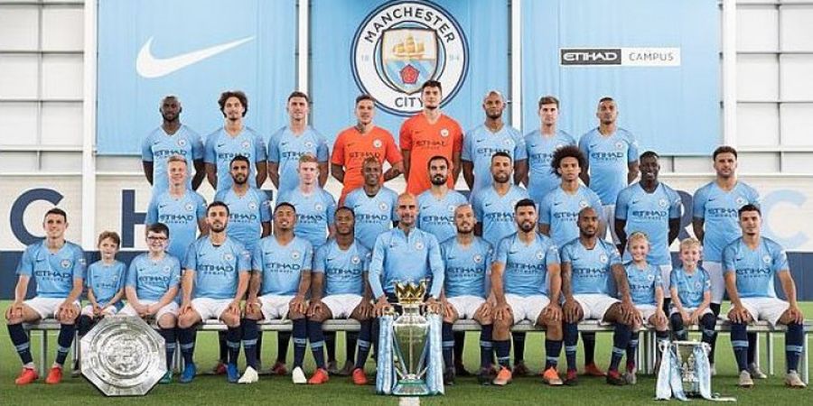 Penghargaan Manchester City untuk Anak Rumah Sakit Khusus ketika Sesi Foto