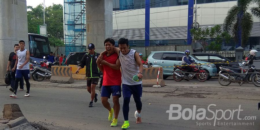 Terjebak Macet di Palembang, Para Pemain Arema Jalan Kaki