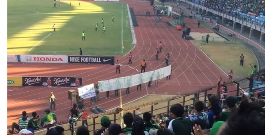 Solidaritas Bonek untuk Fan PSS Sleman saat Persebaya Vs Kalteng Putra, Ini Aksi Mereka