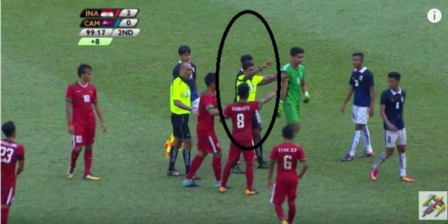 Indonesia Vs Kamboja - Keren! Beginilah Aksi Heroik Hargianto di Sela-sela Kericuhan