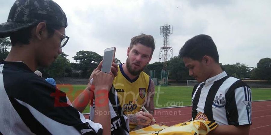 Danny Guthrie Diserbu Fans Newcastle Saat Latihan Bersama Mitra Kukar