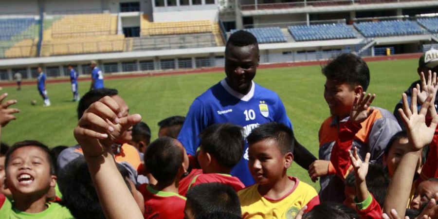 Sesi Latihan Pemain Persib Dikerubungi Bobotoh Cilik