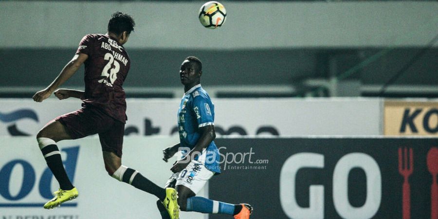 VIDEO - Tertipu oleh Skill Ciamik Bek PSM, Ezechiel Ndouassel Tampilkan Ekspresi Penyesalan