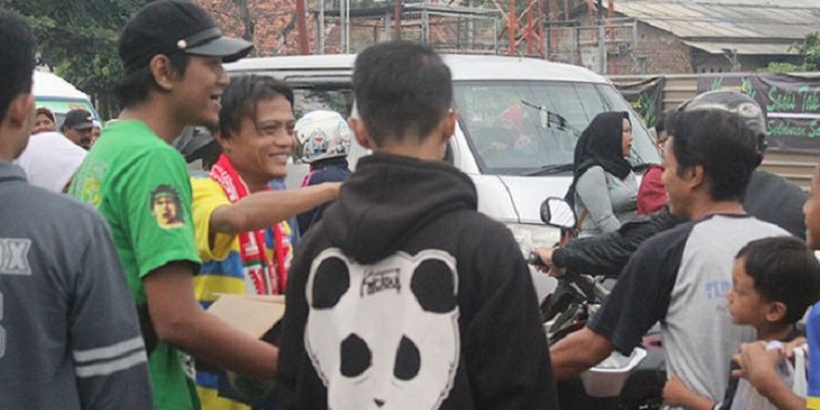 Hapus Citra Negatif, Bonek Tangerang  Gelar Acara Bagi-bagi Takjil 