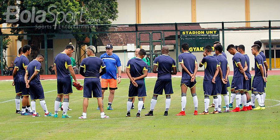 Dilempar Botol Kaca, Pelatih PSM Sebut Kepopuleran Bobotoh Perlu Dipertanyakan