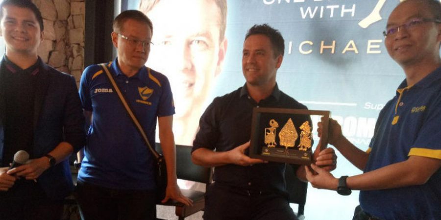 Michael Owen dapat Oleh-oleh Wayang dari Jakarta