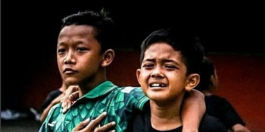 Bikin Sedih,  Bocah Ini Nangis di Lapangan karena PSS Sleman Gagal ke Babak 8 Besar