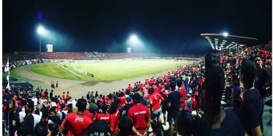 Melihat Serunya ketika Suporter Tuan Rumah dan Tim Tamu Beradu Kreativitas di Tribun Stadion I Wayan Dipta