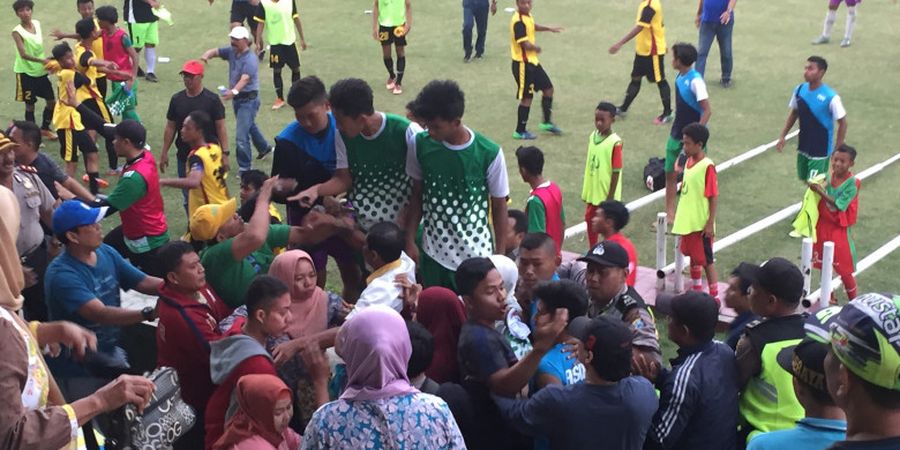 Ibu-ibu Jadi Biang Keributan Laga Piala Soeratin U-17 yang Terlaksana pada Hari Anak Nasional