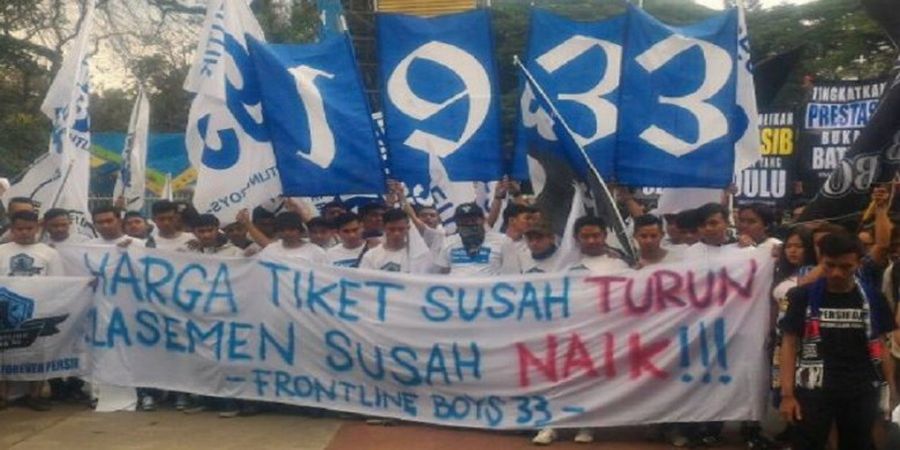 VIDEO - Bobotoh Rela Hujan-hujanan Saat Demo di Depan Kantor Manajemen Persib Bandung