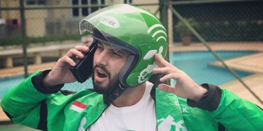 Viral! Driver Ojek Online Ini Berolahraga dengan Mengenakan Helm dan Jaket Seragam, Nyaman Banget atau Gimana Nih?