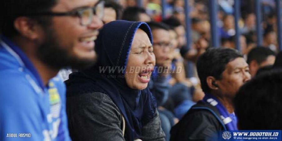 GALERI FOTO - Ibu-ibu Sampai Geregetan Lihat Permainan Persib Bandung Vs Madura United