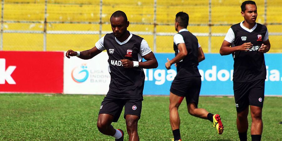 Madura United Isi Jeda Kompetisi dengan Rangkul Siswa dan Santri