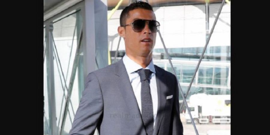 Cristiano Ronaldo Unggah Foto Pakai Jas, Cewek-cewek Berikan Emotikon Cium dan Hati