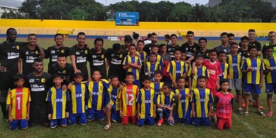 Berita Liga 1 2018 - Sesi Latihan Pemain Sriwijaya FC Dapat Kejutan dari Anak-anak SSB