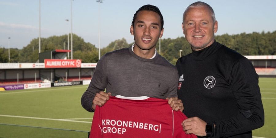 Almere City Memperkenalkan Ezra Walian Layaknya Prosesi Wisuda, Inilah Keseruannya!