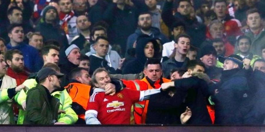 Swansea City Vs Manchester United - Bikin Ngakak, 13 Kegiatan Ini Sering Dilakukan Fans Manchester United Saat Tim Kesayangannya Berlaga