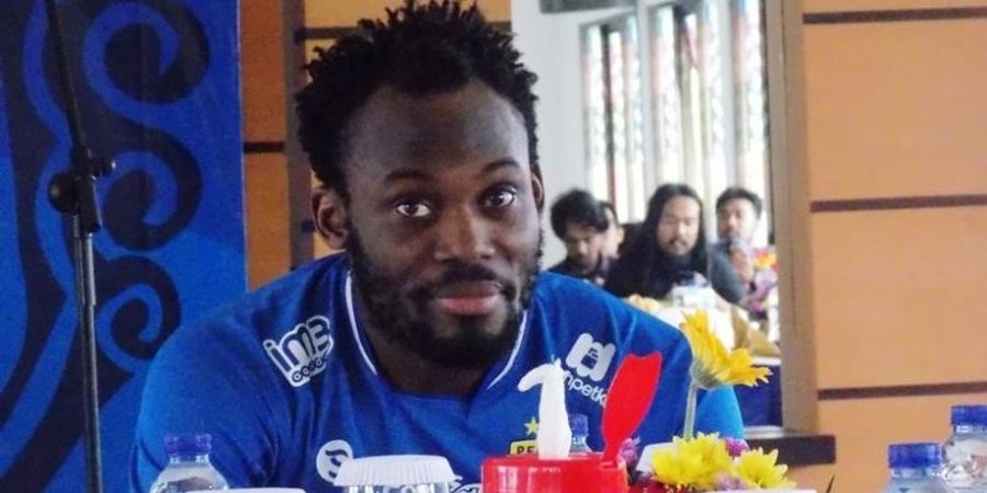 Ikut Tampil di Serui, Begini Raut Wajah Michael Essien di dalam Pesawat Menuju Serui