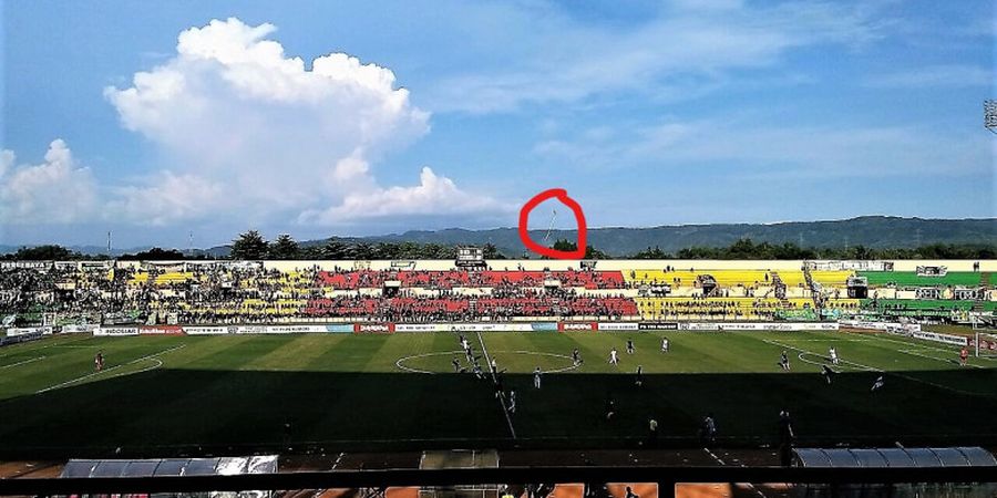 PS Tira Vs Persebaya - Layang-Layang Nyasar di Stadion Sultan Agung Bantul Kejutkan Pemain