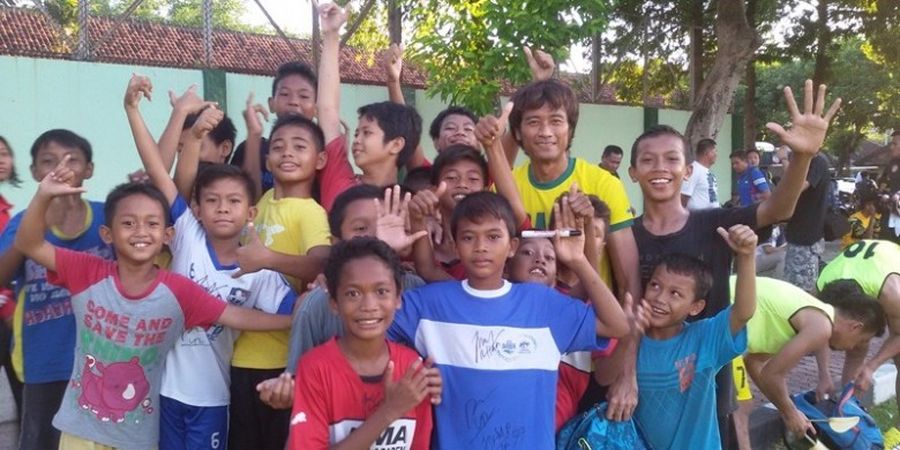 Kiper Pinjaman PS Polri Diserbu Anak-Anak