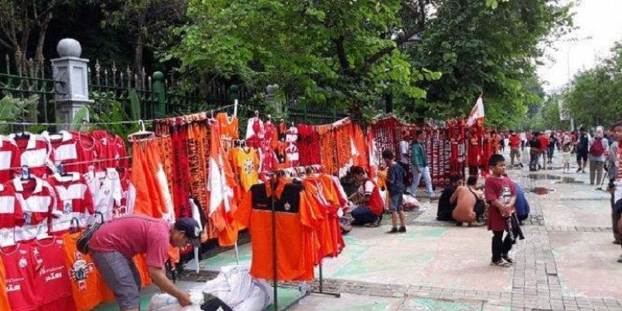 Pawai Perayaan Juara Persija Bawa Keuntungan Besar untuk Pedagang Atribut 