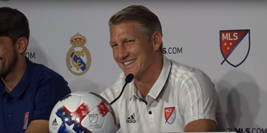 Ketika Bastian Schweinsteiger Membuat Hadirin Tertawa di Sesi Konferensi Pers, Lihat Videonya