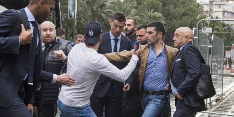 Niat Ingin Selfie Bareng Cristiano Ronaldo, Malah Dijegal Security