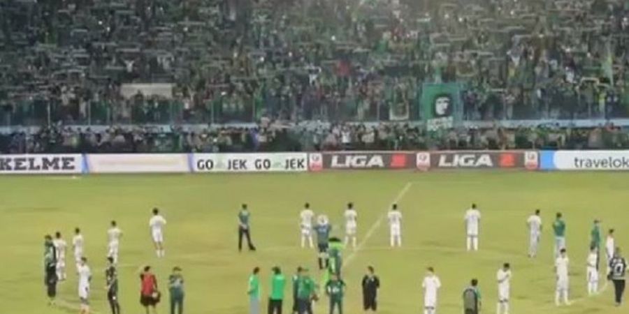 Posting Atmosfer Laga Persebaya, Akankah Dua Pemain Pilar Timnas Ini Berlabuh ke Surabaya?