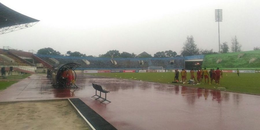 Persija Latihan di Bawah Guyuran Hujan Lebat