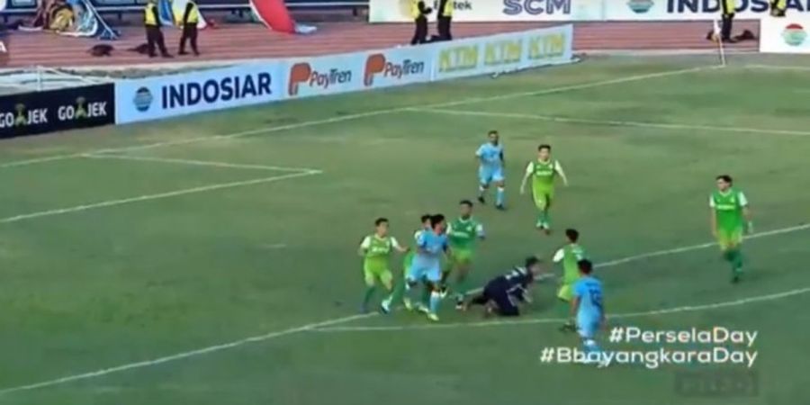 Awan Setho dan Syahroni Terlibat Perkelahian, Suporter Persela Bentangkan Syal 